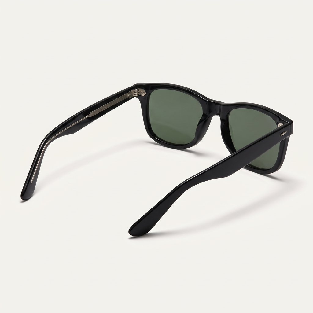 Black / Green | three-quarter view