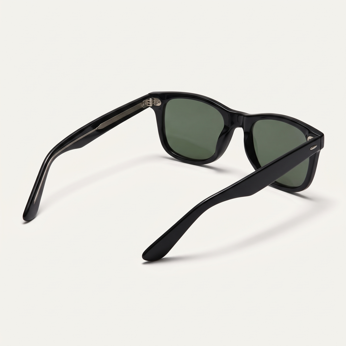 Black / Green | three-quarter view