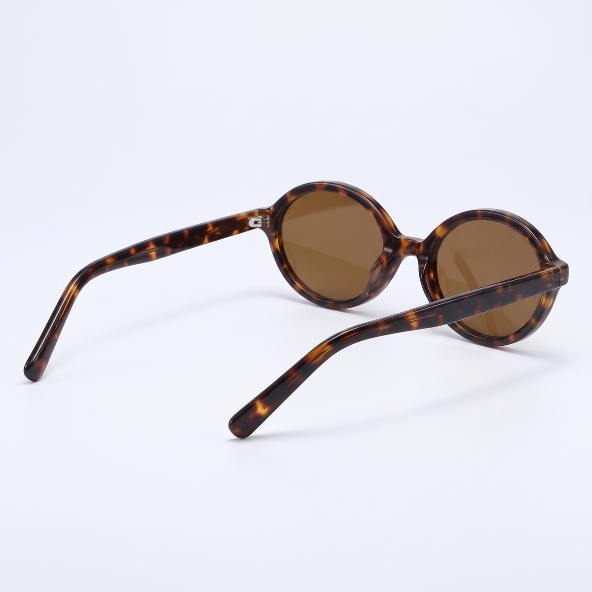 Leopard / Tea | three-quarter view